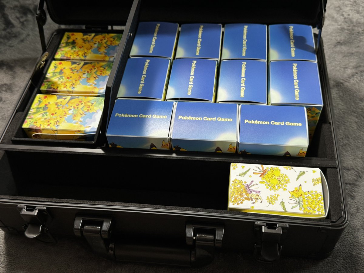 ロケット団のアタッシュケース届いたので遊戯王のデッキ達入れた®️