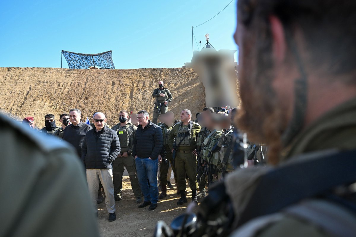 netanyahu's tweet image. היום ביקרתי באזור החיץ בסוריה, קיבלתי סקירה מבצעית ונפגשתי עם הלוחמים המגנים על ישראל בגבורה בכל יום.

גאים בלוחמים שלנו. 🇮🇱