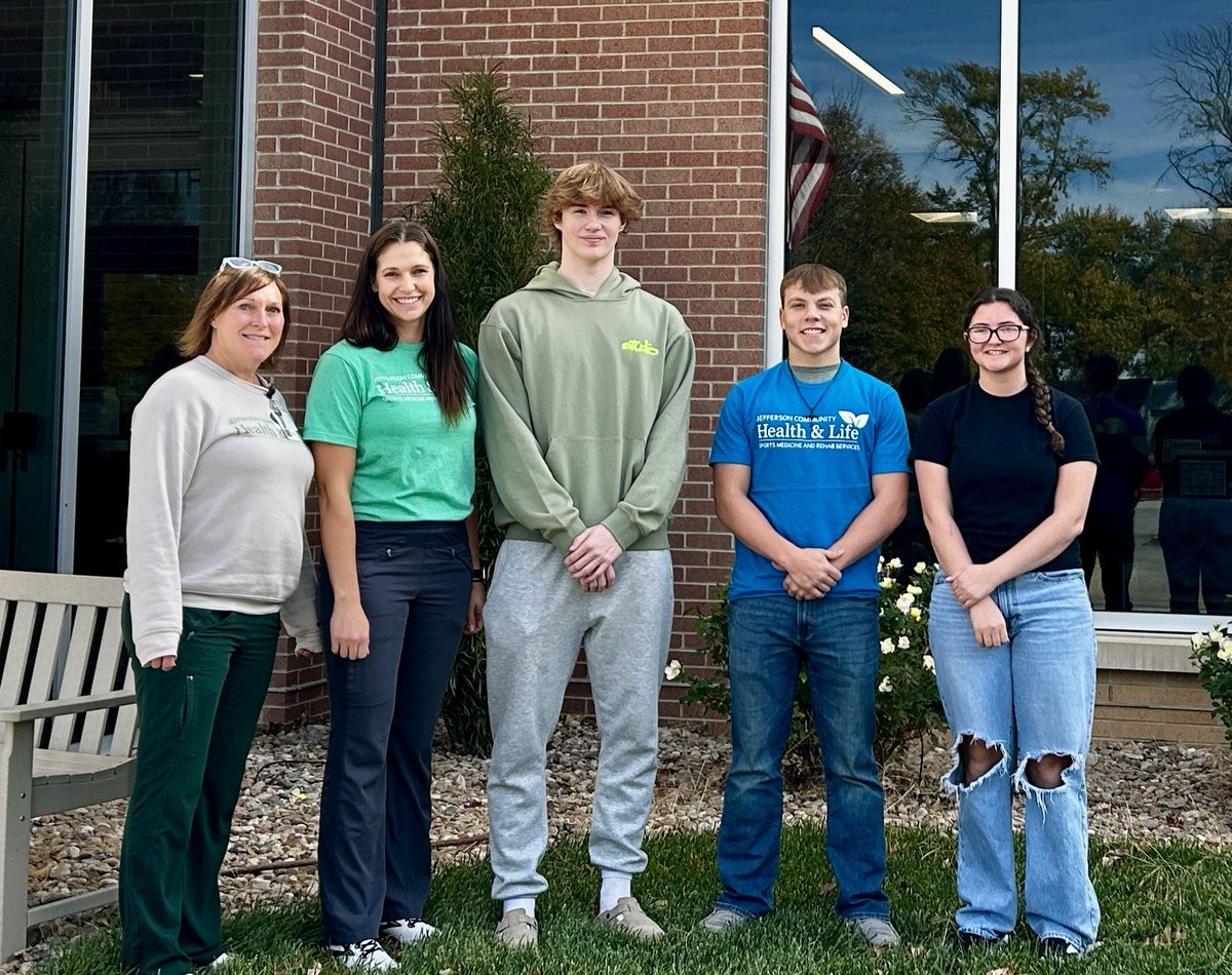 jchealthandlife's tweet image. Try the pretzel roll &amp;amp; kneeling jump to challenge your spine, hip, and ankle mobility. Our JCH&amp;amp;L Sports Medicine &amp;amp; Rehab team is here to help!
#MobilityChallenge #PhysicalTherapy
Plus—new videos coming soon with Fairbury High School Media Production!