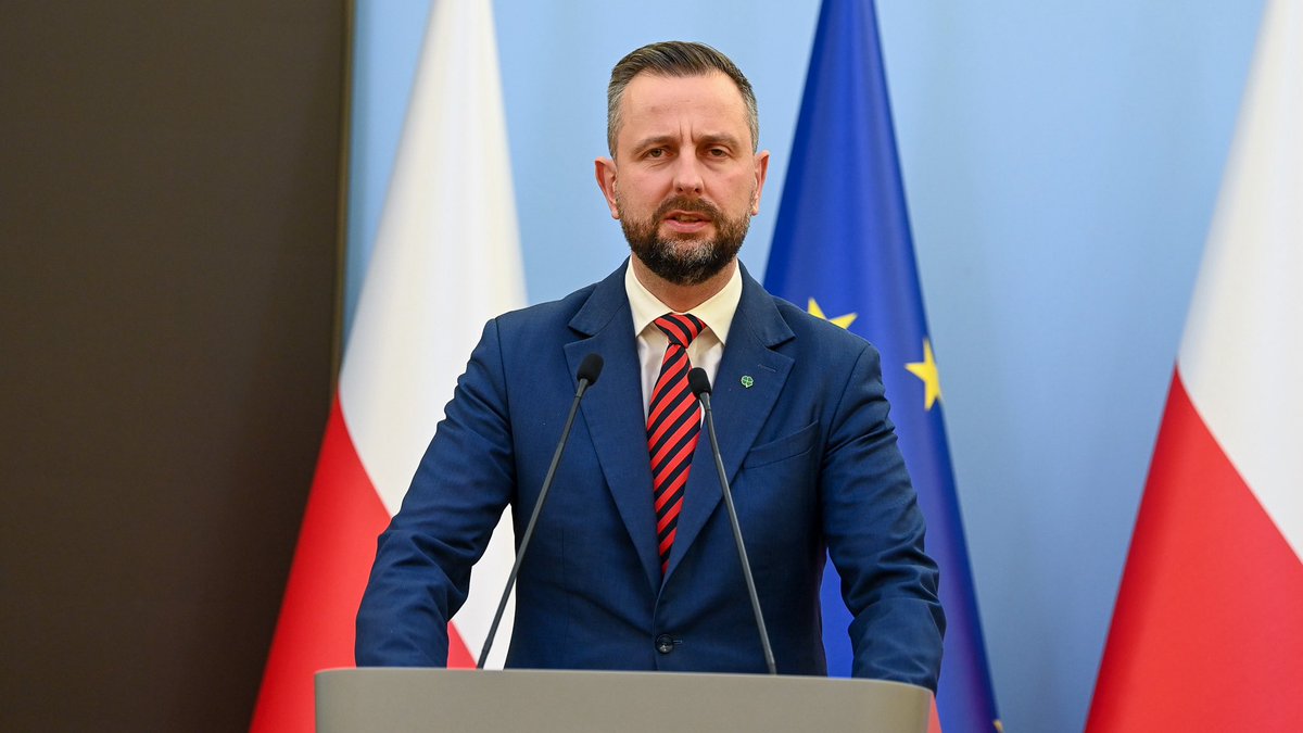MON_GOV_PL's tweet image. Wicepremier W. @KosiniakKamysz: Działając wspólnie, na wniosek Ministra Spraw Wewnętrznych i Administracji, z pełnym poparciem Ministerstwa Obrony Narodowej oraz przy naszym wspólnym zaangażowaniu, przygotowaliśmy projekt — wraz z Szefem Sztabu Generalnego — dotyczący zwiększenia…