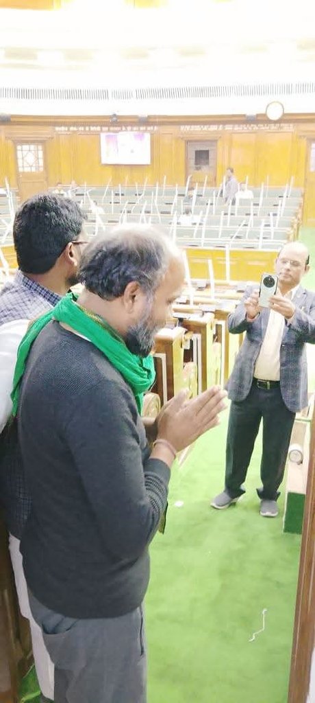 तेजस्वी यादव के ब्रांड से मिलिए 
तेजस्वी यादव के सबसे दमदार उम्मीदवार RJD के MLA Gautam Krishna से मिलिए, कभी BPSC से BDO अधिकारी रहे , अब महिषी की जनता ने एनडीए की इस लहर में भी गौतम कृष्णा जी को विधायक चुना है

जब पहली बार लोकतंत्र के मंदिर विधानसभा पहुंचें प्रणाम किया आम लोगों