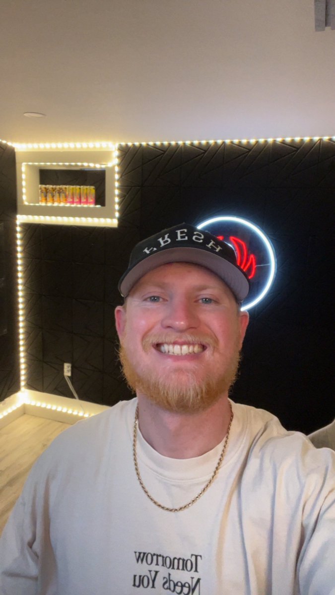 I’m back!!!!! 

It was great to be in the stand hunting but back to it! I missed you all! 

Come say hi! 

Kick.com/crowegamingg