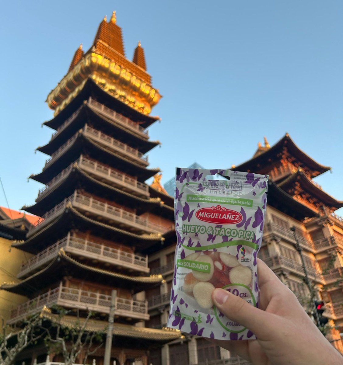 Y si tenemos que ir hasta China para contarte que el nuevo Doypack Huevo y Taco Pica ayuda a @fundaciondravet a mejorar la vida de muchos niños, ¡pues vamos! #gentedulce #fundacionDravet #golosinassolidarias #miguelañezporelmundo