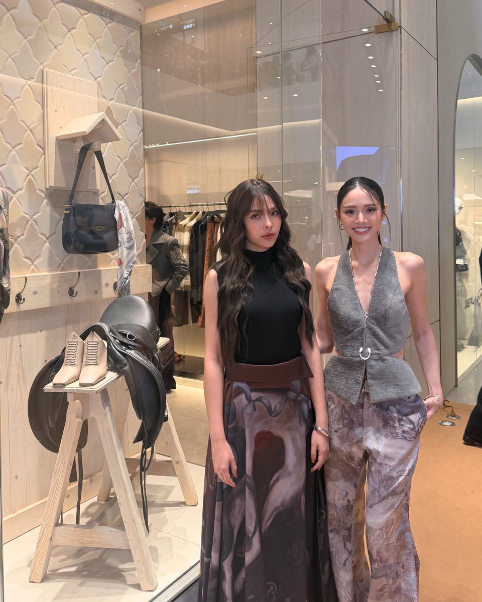 sonyasarann's tweet image. คนนึงยิ้ม คนนึงเฟี้ยสเลยหละ