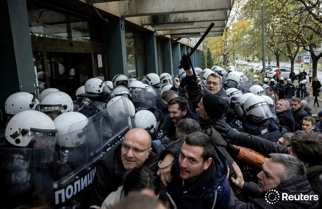 Danas je tačno godina dana od kada smo sa kolegama iz opozicije izveli prvu uspešnu blokadu suda u Novom Sadu i nakon višednevne borbe izvukli iz pritvora prvog uhapšenog studenta Relju, Gorana Ješića koji ga je štitio i ostale studente.
Ponosni!✊ <a href="/MarinikaTepic/">Marinika Tepić</a> <a href="/SlobodaIPravda/">Stranka slobode i pravde</a>