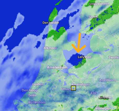 Weerprimeur's tweet image. Het moet je maar net opvallen op de buienradard maar bij #Lelystad zien we toch echt het droge GAT van de depressie. De nucleus. Vrij unieke optekening.

Het windbeeld omheen de kern correspondeert netjes met de couterclockwise gerichte circulatie.