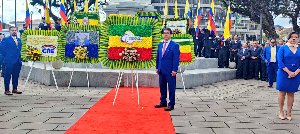 CarchiCJ's tweet photo. El Director del @CarchiCJ @EdwinIbujesA, participa en la ceremonia de entrega de ofrendas florales, por los 145 años de provincialización del #Carchi. El acto se desarrolla en el parque Central de #Tulcán. https://t.co/ilVNtXVkd3