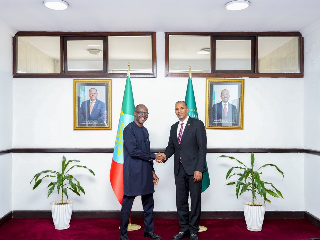 BerhanuTsegaye's tweet image. የተ.መ.ድ የልማት ፕሮግራም (UNDP) በተለያዩ ዘርፎች እያከናወነ ላለው የልማት ስራና ትብብር ኢትዮጵያ ሁሌም ከፍ ያለ አድናቆት ትቸራለች። ዛሬ ከሰዓት የ UNDP የኢትዮጵያ ተወካይ የሁኑትን ክቡር ሳሙኤል ጊባይዴ ዶዪን በጽ/ቤቴ በመቀበል ተቋማቸው…