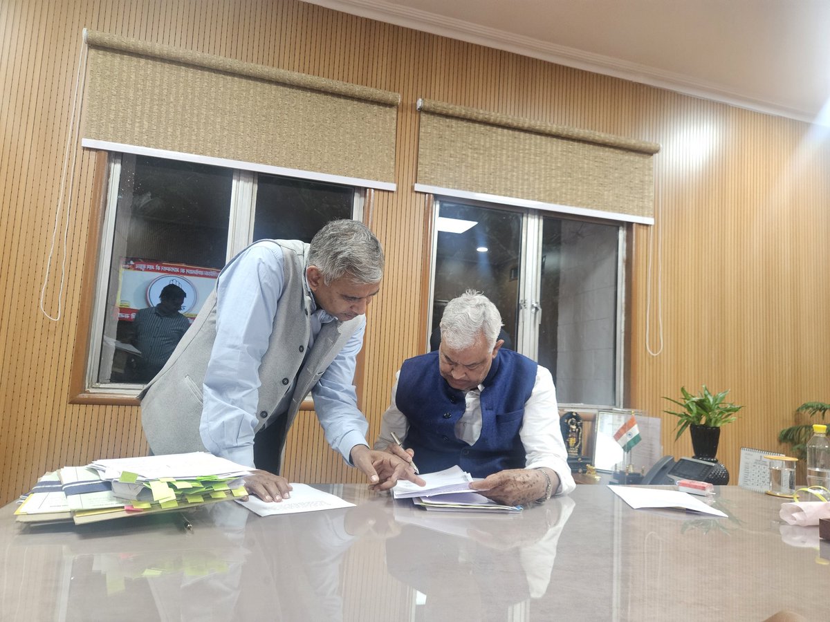 jethanandani14's tweet image. बाबा on work.... In...सचिवालय....

Active 24*7