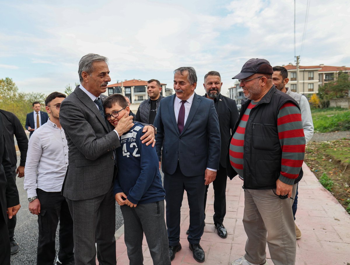 1.700 metre uzunluğunda ve 20 metre genişliğinde tamamen yenilenerek hizmete kazandırdığımız Arifiye Osmangazi Caddesi’nde incelemelerde bulunduk.

Toplam 4.500 ton sıcak asfaltın serildiği güzergahta altyapı, kaldırım ve asfalt imalatları tamamlandı. Park ve Bahçeler ekiplerimiz