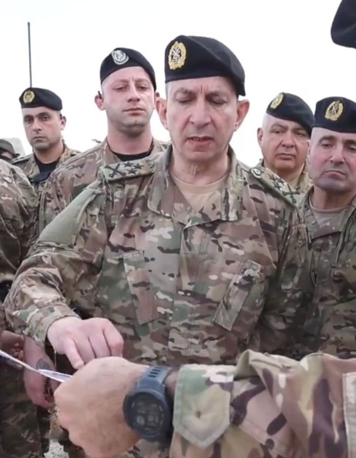 لأول مرة بعد الرئيس لحود أشعر بالفخر ...
قائد الجيش رودولف هيكل ... قلوبنا معك ... دموع الأمهات الثكلى تحميك ... ومعك ... كلنا للوطن ...
جيش شعب ومقاومة.
#الجيش_اللبناني