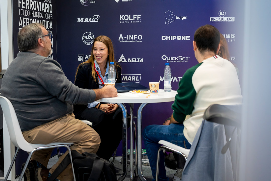 Icomppluselec's tweet image. Hoy en @Icomppluselec hemos vivido ese momento clave de feria: cuando la gente llega al stand porque alguien les dijo “tenéis que pasar por aquí”.
Más intención, más proyectos reales y conversaciones que apuntan lejos.
Aún estás a tiempo. ¿Te vienes?
#GENERA2025 #MATELEC2025