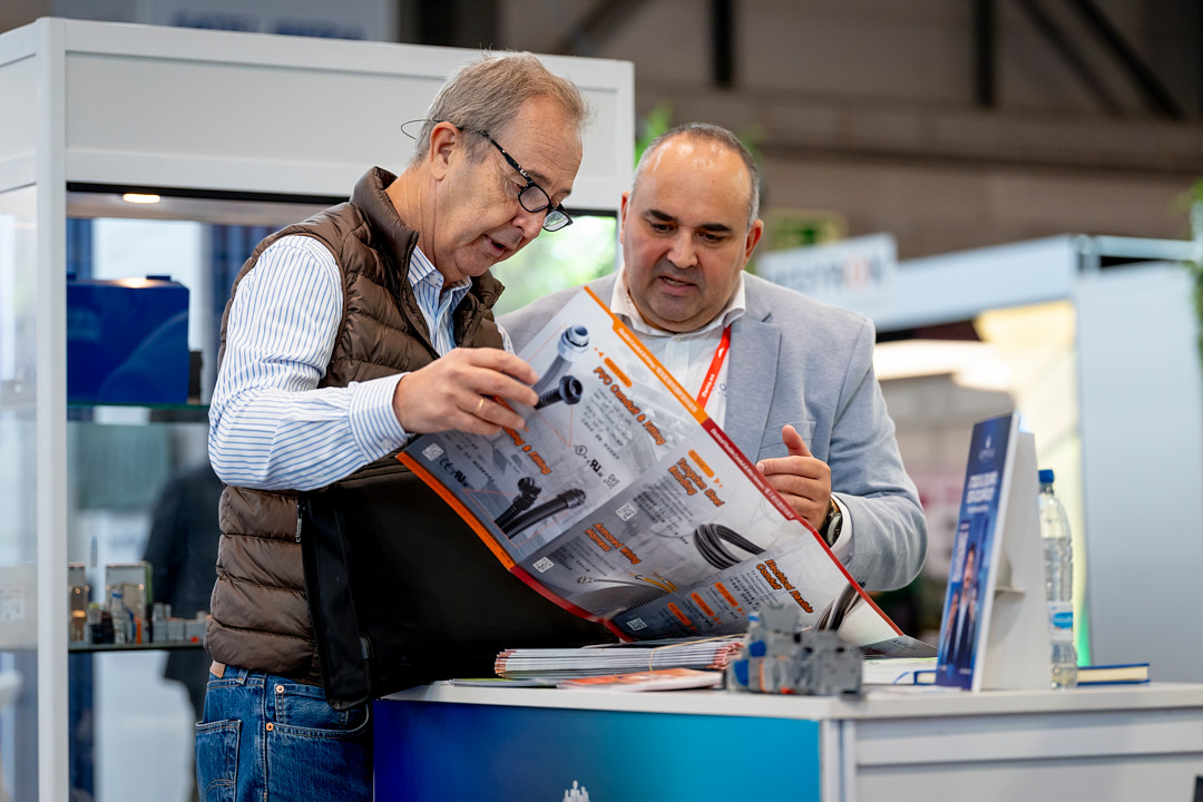 Icomppluselec's tweet image. Hoy en @Icomppluselec hemos vivido ese momento clave de feria: cuando la gente llega al stand porque alguien les dijo “tenéis que pasar por aquí”.
Más intención, más proyectos reales y conversaciones que apuntan lejos.
Aún estás a tiempo. ¿Te vienes?
#GENERA2025 #MATELEC2025