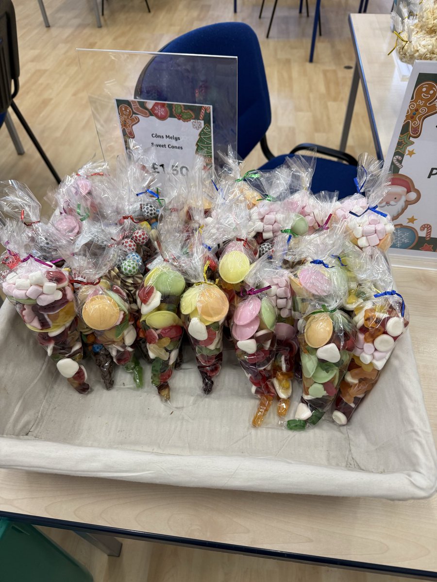 Blas bach o stondinau’r ysgol heno yn ein Ffair Nadolig! 🎄