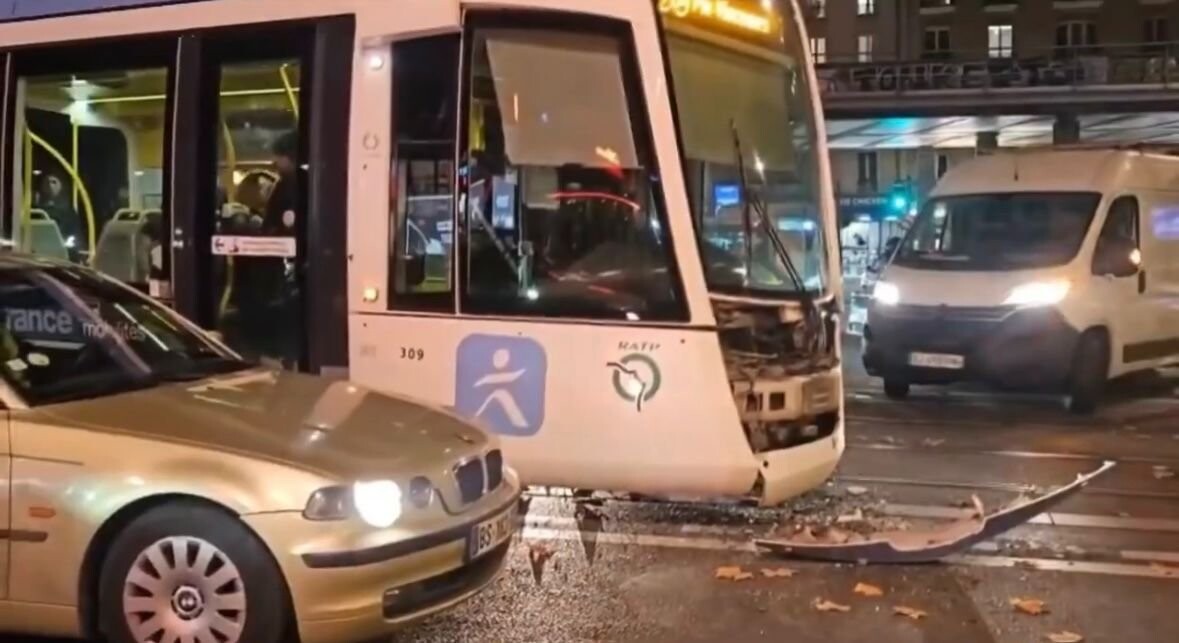 transportsidf's tweet image. Paris : un tramway déraille et fonce dans un bus après avoir glissé sur des feuilles mortes
➡️ l.leparisien.fr/3dfq