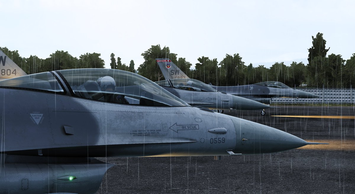 umineko283's tweet image. 着陸後のスクショも上げときます（真ん中の機体が自分）
#DCSWorld #DCS