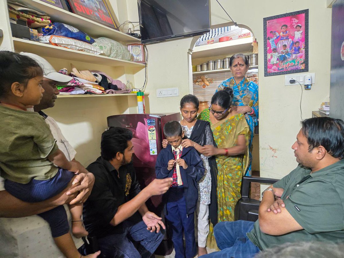 ProSreenuSuresh's tweet image. Once again, cult producer @SKNonline proved his generosity 🙏

#SKN extended financial support by donating ₹2 lakh to help the family of a Mahesh Babu fan, contributing towards the children’s education!!