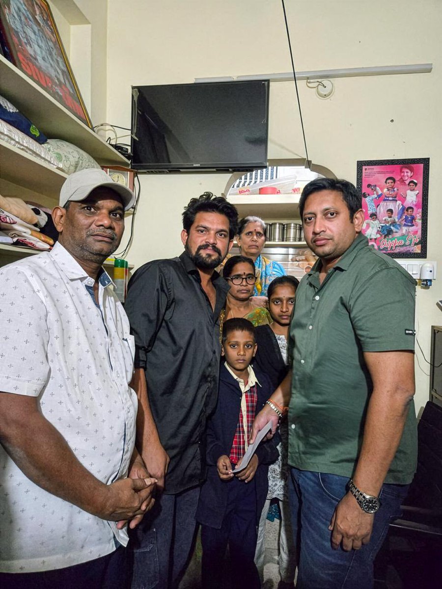 ProSreenuSuresh's tweet image. Once again, cult producer @SKNonline proved his generosity 🙏

#SKN extended financial support by donating ₹2 lakh to help the family of a Mahesh Babu fan, contributing towards the children’s education!!