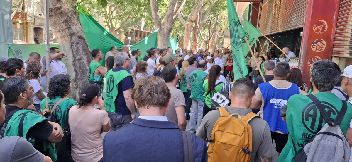 Jornada de paro, huelga y movilización con una contundente concentración de delegados y congresales en la Sub. de Trabajo. Exigimos la urgente apertura de paritarias para todos los sectores y expresar el rechazo a la reforma laboral, entre otros reclamos. #ParoNacional #Mendoza