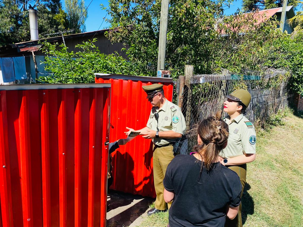 Carabineros de la 6ta. Comisaría #San Pedro de La Paz, #CarabMicc realiza campaña de difusión en el sector de Villa Lautaro, junto a la dirigente vecinal haciendo entrega medidas de auto cuidado a vecinos para prevenir el delito de Robo en Lugar Habitado.