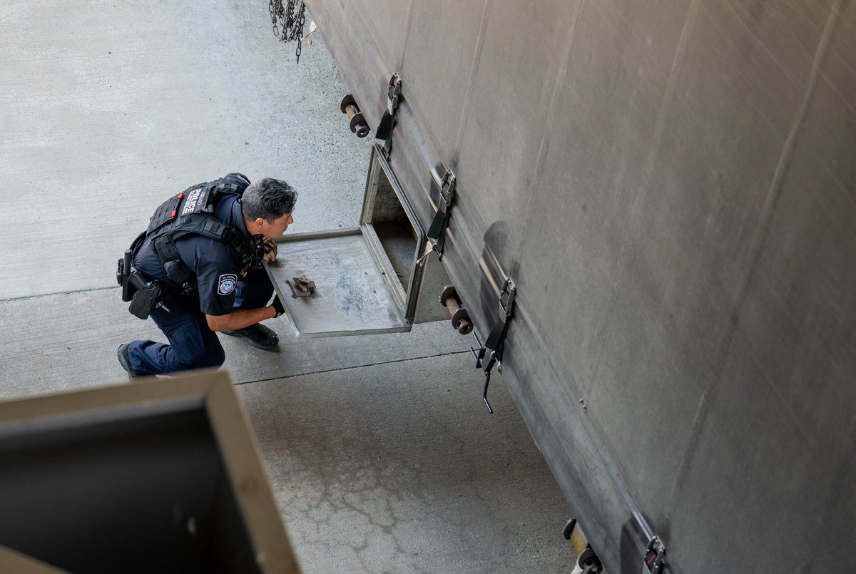 DFOSeattle's tweet image. You can call us professionals at hide and seek. 🇺🇸💥 @cbp #OFOproud #CBP #BorderSecurity #NationalSecurity