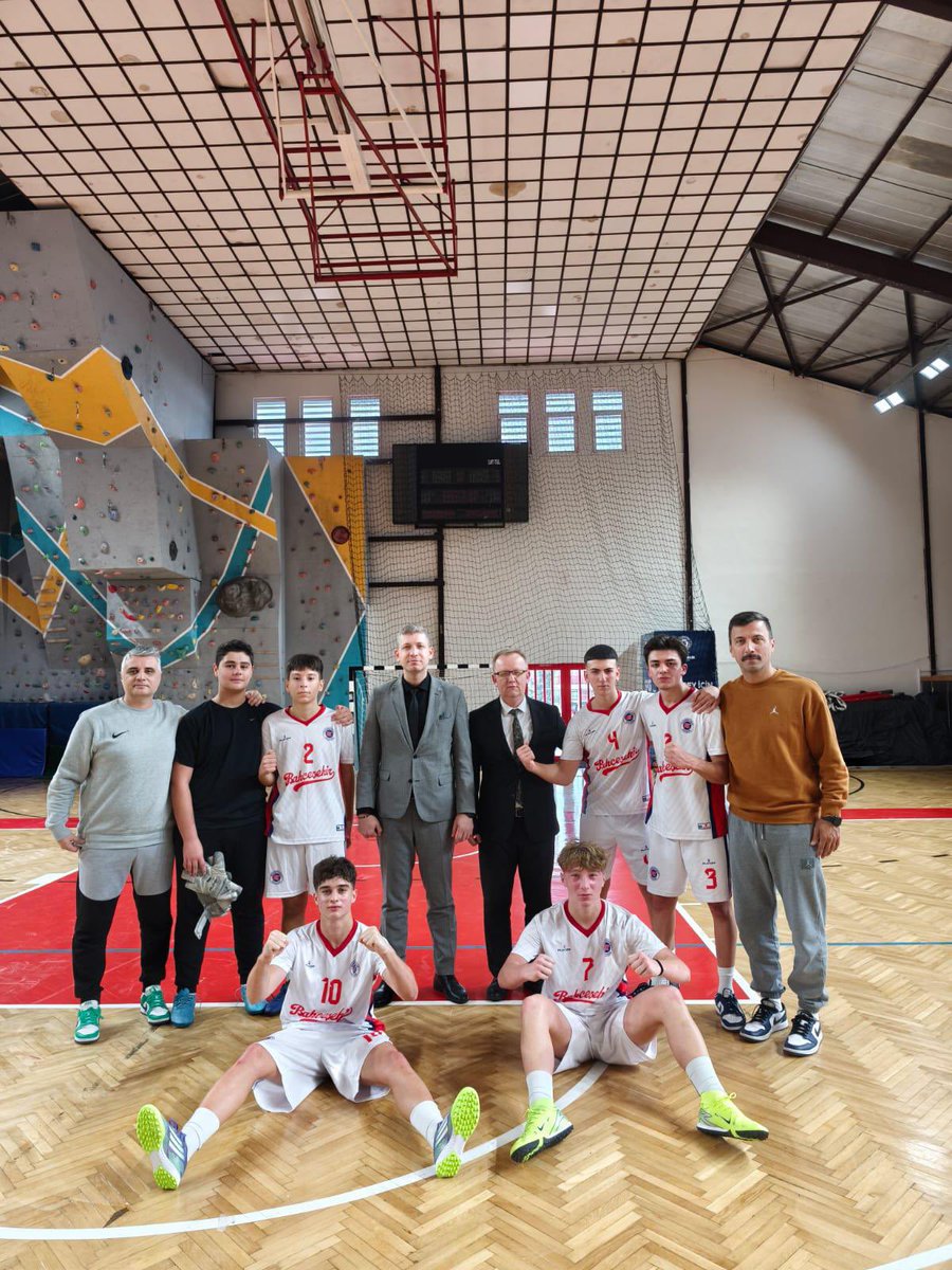Okullar Arası Futsal Heyecanı! ⚽

Gençlik ve Spor İlçe Müdürlüğü tarafından düzenlenen Okullar Arası Futsal Müsabakalarında Genç A Futsal Takımımız, Atakent Final Kolejini 6-0 mağlup ederek maçlarına başarıyla devam etmektedir.Tebrikler Bahçeşehir’in Yıldızları! ⭐
