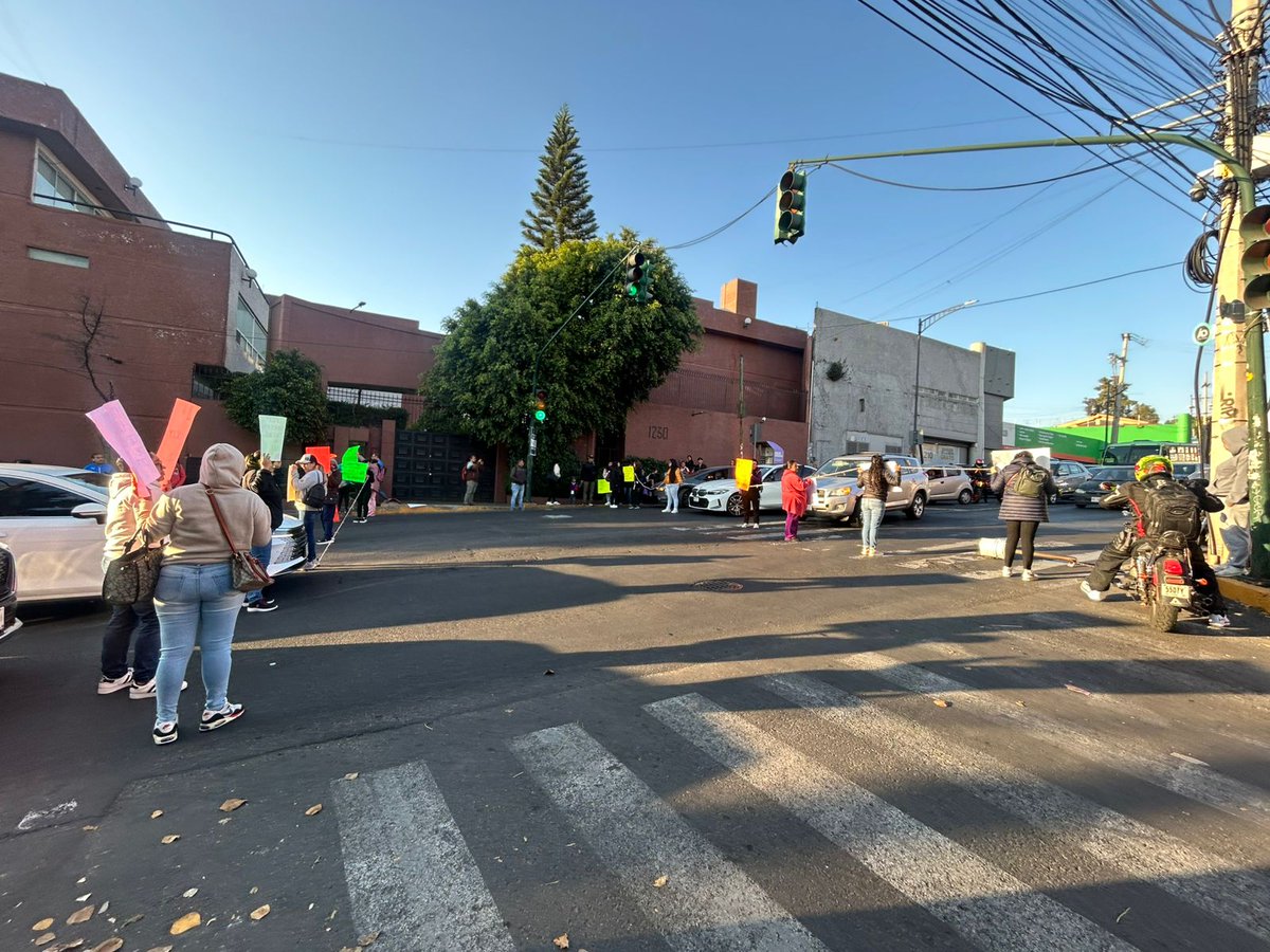 FernandoZarateS's tweet image. 🧯🧯🧯

¡Ya está cerrada Calzada de las Águilas! Colapso en la zona.

Las demandas están dirigidas hacia la alcaldía Álvaro Obregón por no defender espacios escolares y recreativos.

Es urgente instalar con gobierno central y vecinos mesa de trabajo real y efectiva para atender.