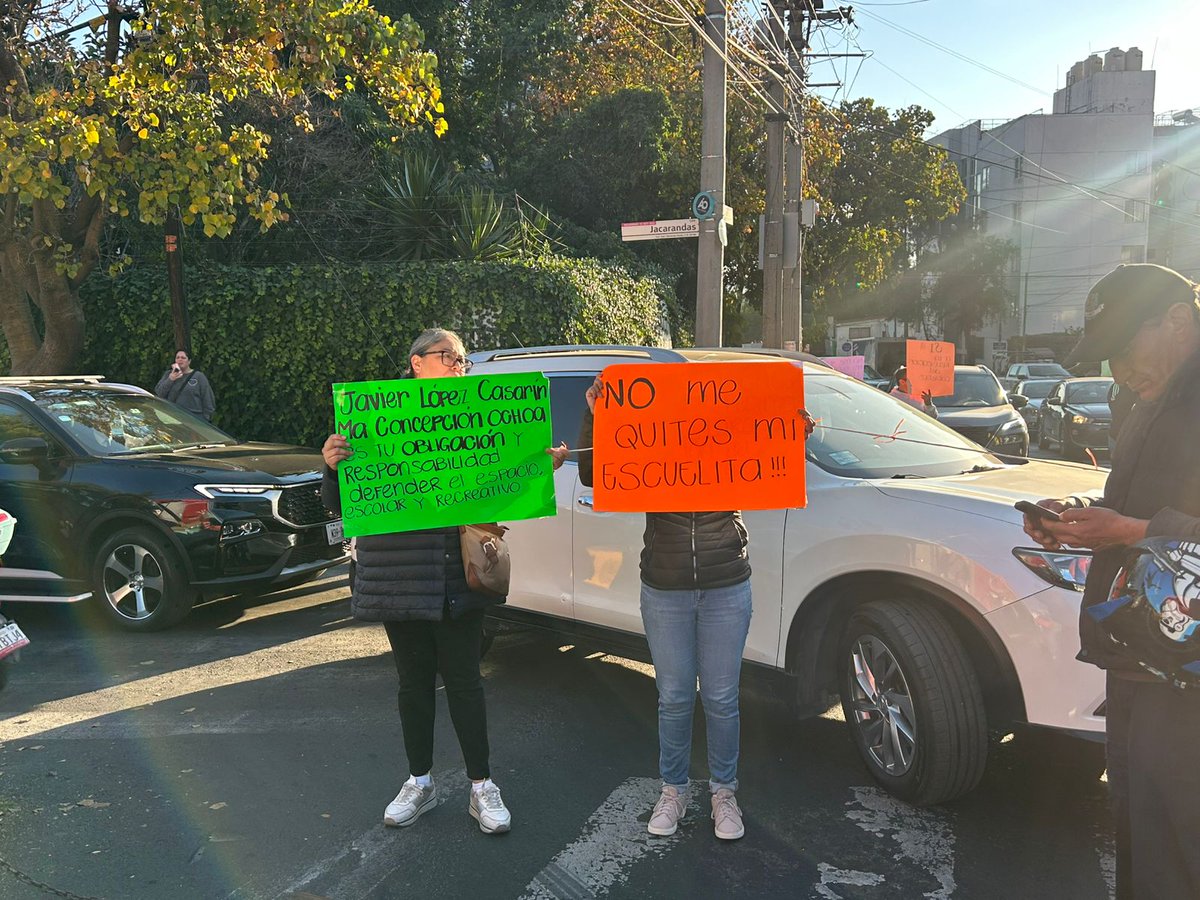 FernandoZarateS's tweet image. 🧯🧯🧯

¡Ya está cerrada Calzada de las Águilas! Colapso en la zona.

Las demandas están dirigidas hacia la alcaldía Álvaro Obregón por no defender espacios escolares y recreativos.

Es urgente instalar con gobierno central y vecinos mesa de trabajo real y efectiva para atender.