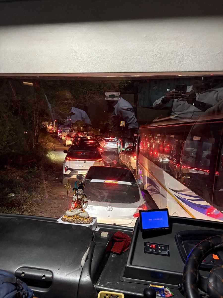 nileshdpatel's tweet photo. @Vadcitypolice look at the congestion on Padra Atladra road!! It’s need the permanent solution to get freedom from this havoc! Close all the points towards Bhayli to ensure the main Padra line must not hurdled.. https://t.co/z1oUN0YslW