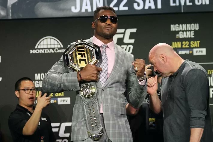 Dana White: Francis Ngannou kötü bir adam. Basın toplantısından sonra yanıma gelip beni yakaladı ve 'Bu dövüş bittiğinde bana Paris'e özel uçak ayarlayacaksın" dedi.

50 bin dolarlık bonusu alamadığı için çok sinirliydi. Konuşma bitti, ben ayrılmak üzereydim ama o beni
