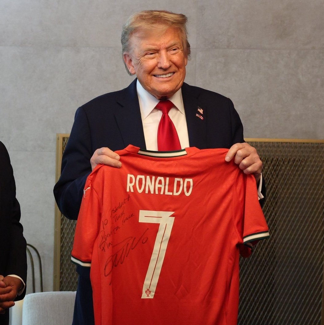 TeamCRonaldo's tweet photo. 🚨 Cristiano Ronaldo spoke for approximately an hour and a half with Donald Trump. https://t.co/fwDbMrjID6