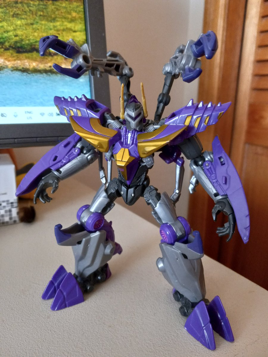 KBarnNow's tweet image. GOOD MORNING MINTO!!!

My desk friend today is Kickback as he appeared in the Fall of Cybertron video game!

This giggling grasshopper was a mini boss, taunting a newly awakened Grimlock. This ended for him as well  as you would expect...