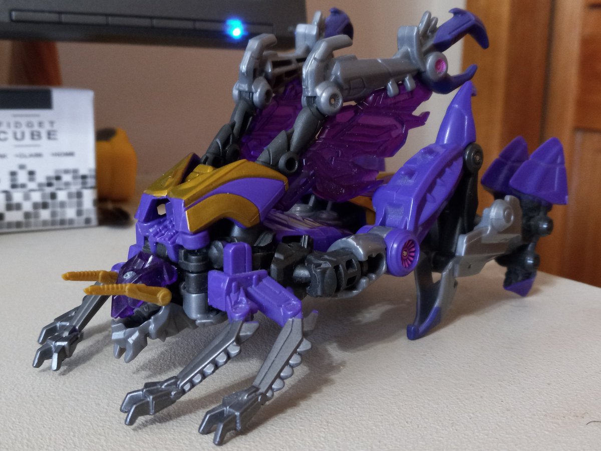 KBarnNow's tweet image. GOOD MORNING MINTO!!!

My desk friend today is Kickback as he appeared in the Fall of Cybertron video game!

This giggling grasshopper was a mini boss, taunting a newly awakened Grimlock. This ended for him as well  as you would expect...