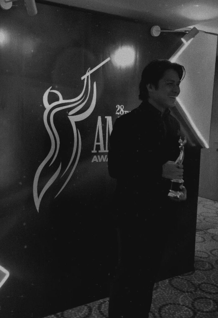 zonazone11's tweet photo. my boy, congrats rony!✨

Artis Solo Pria Pop Terbaik - Rony Parulian
28th AMI Awards🏆
#RonyParulian https://t.co/Oi7CSSMJgo