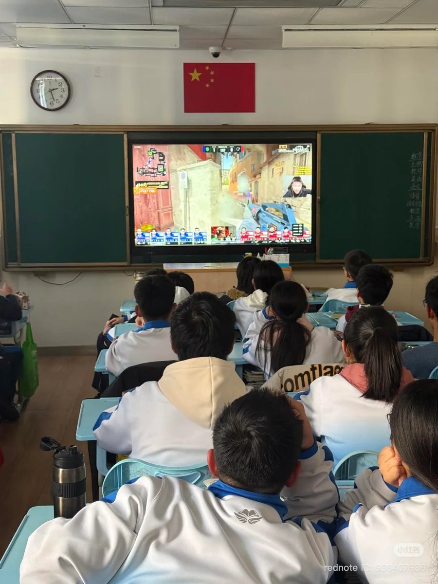 ThourCS2's tweet image. 🇨🇳 Chinese middle school students watching the BLAST Rivals Fall 2025 (Hong Kong) Finals in class 🫡

Shared by u/boiledtwice