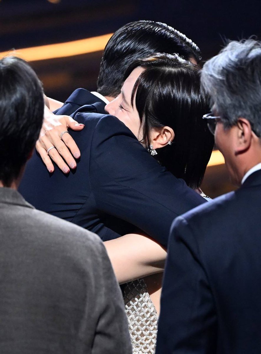 yejinnnchoice's tweet image. NO WORDS NEEDED 😭 
CONGRATULATIONS MY LOVES! 😭🤍

BEST ACTRESS SON YEJIN, BEST ACTOR HYUN BIN!!! 💯💯💯 and that’s on BINJIN 👏🏻