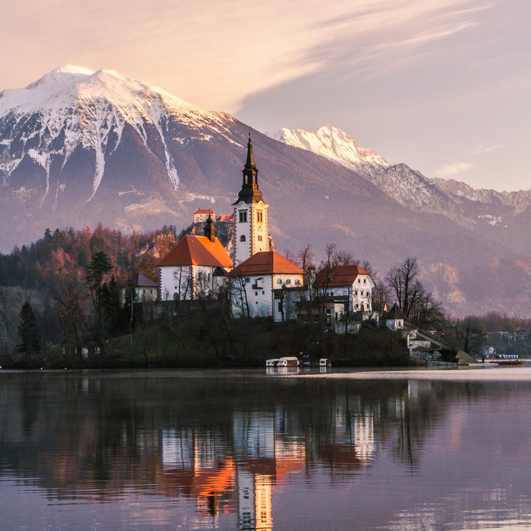 Stunning view of 📍Bled Castle in Slovenia. Explore this beautiful building on our Croatia &amp; Slovenia Express Tour! Get a taste of old Europe and some of its natural wonders too! Find it on our site 👑

#slovenia #bledcastle #travelinspo #europetravels #escortedtours #celtictours