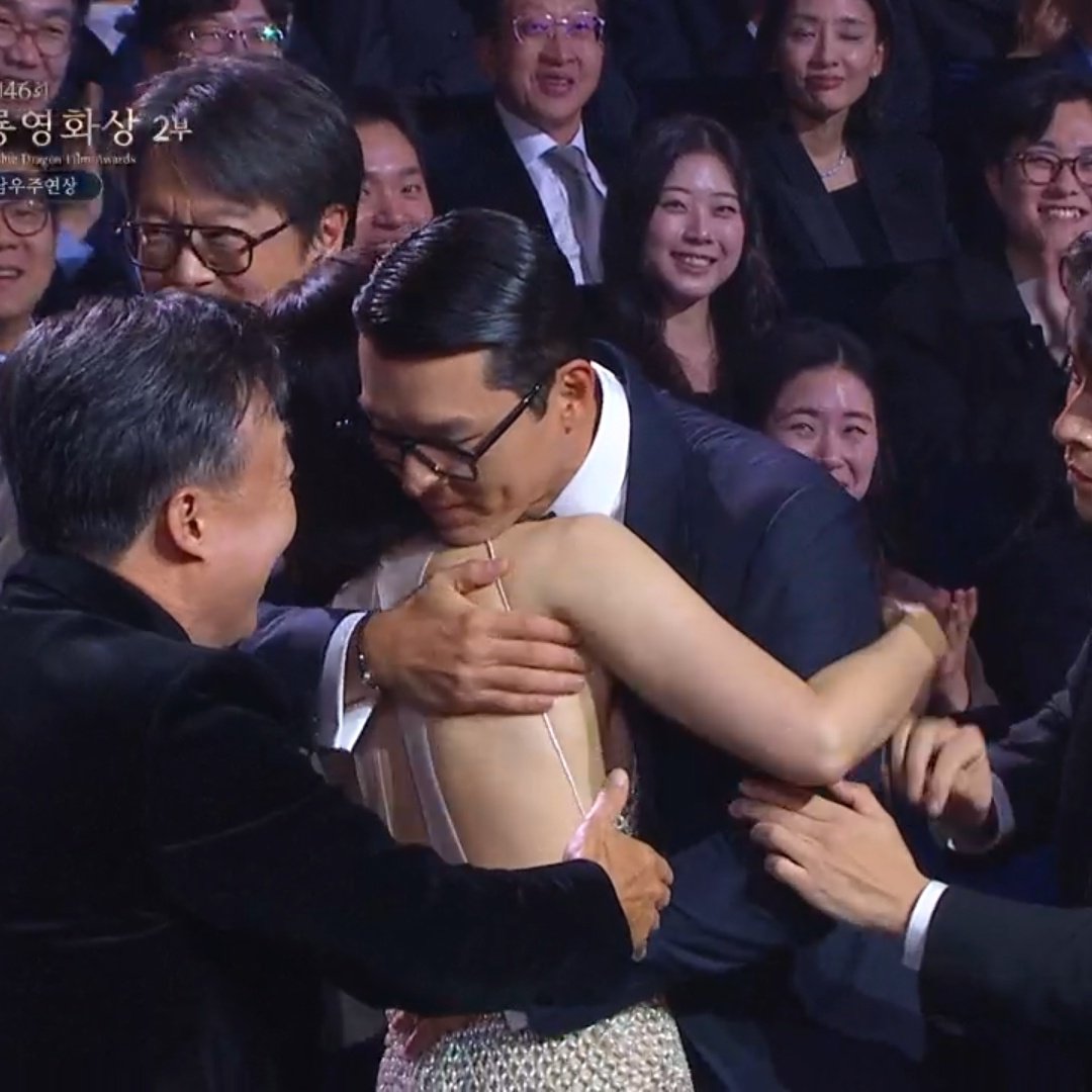 _DevAkshi__'s tweet photo. HYUN BIN SON YEJIN WON BEST ACTOR BEST ACTRESS AND POPULARITY AWARDS ! BOTH POPULAR AND CRITICS CHOICE AHHHHHHH 😭😭😭😭😭😭

#Sonyejin #Hyunbin #binjin https://t.co/Rv8UKWWqmc