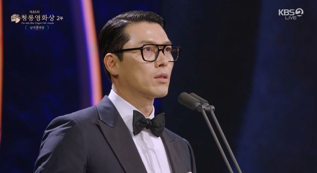 kdrama_menfess's tweet photo. •kdm• Hyun Bin menang aktor terbaik di 46th Blue Dragon Film Awards. Dia meluk Son Yejin dan speechnya buat terharu "Untuk istri saya, Yejin, yang kehadirannya saja sudah menjadi sumber kekuatan, saya ingin memberi tahu kalian betapa saya mencintai putra kita." 😭💙 https://t.co/DMx1rse47X