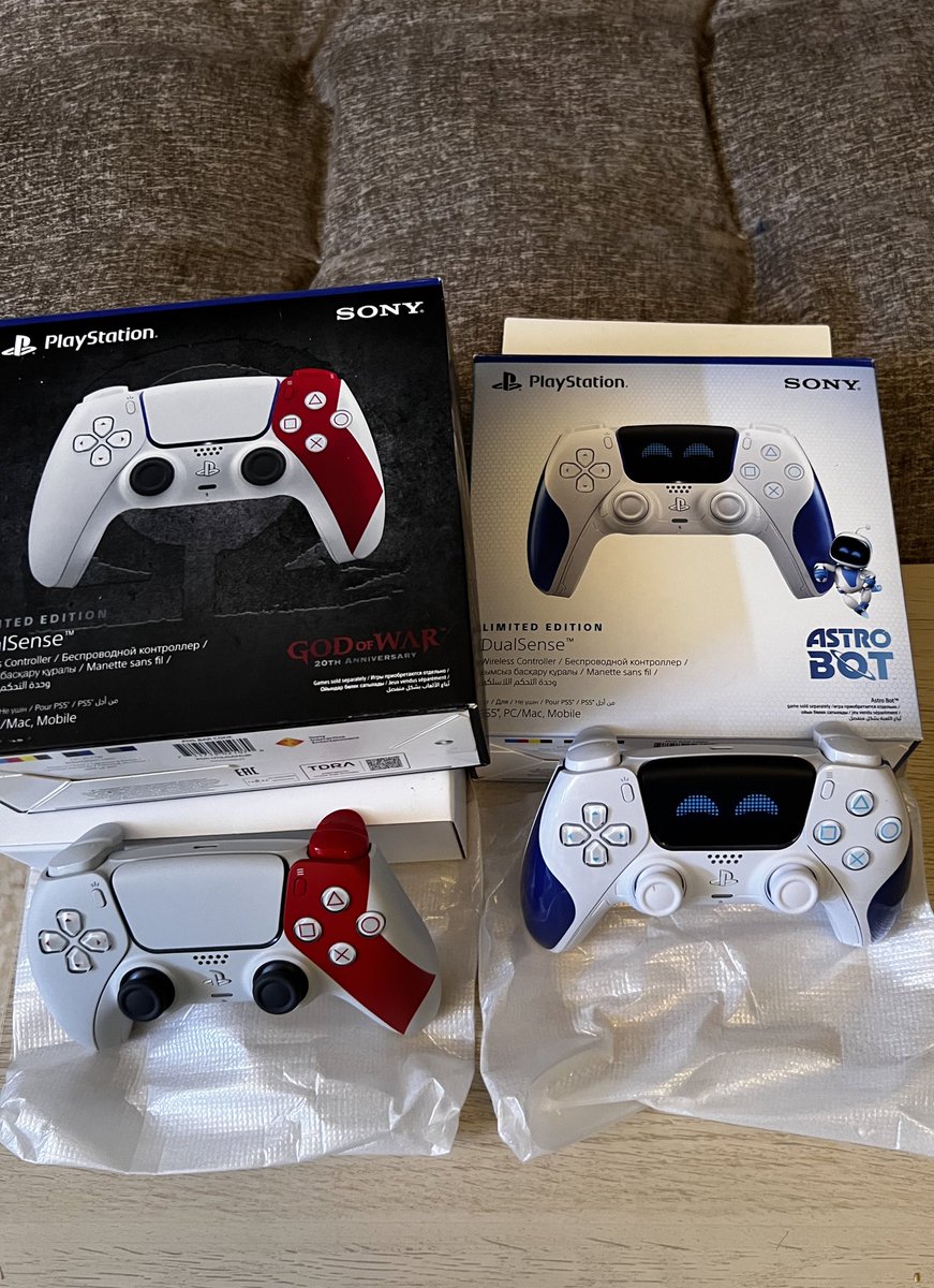 Deepomn16's tweet image. وصلتني اليوم يدات تحكم بلايستيشن الإصدار المحدود يد تحكم Astro Bot Joyful و وحده من افضل الالعاب بالنسبه لي يد تحكم God of war الذكرى العشرين للعبه ، شكرا للحبايب  @PlayStationSA ❤️