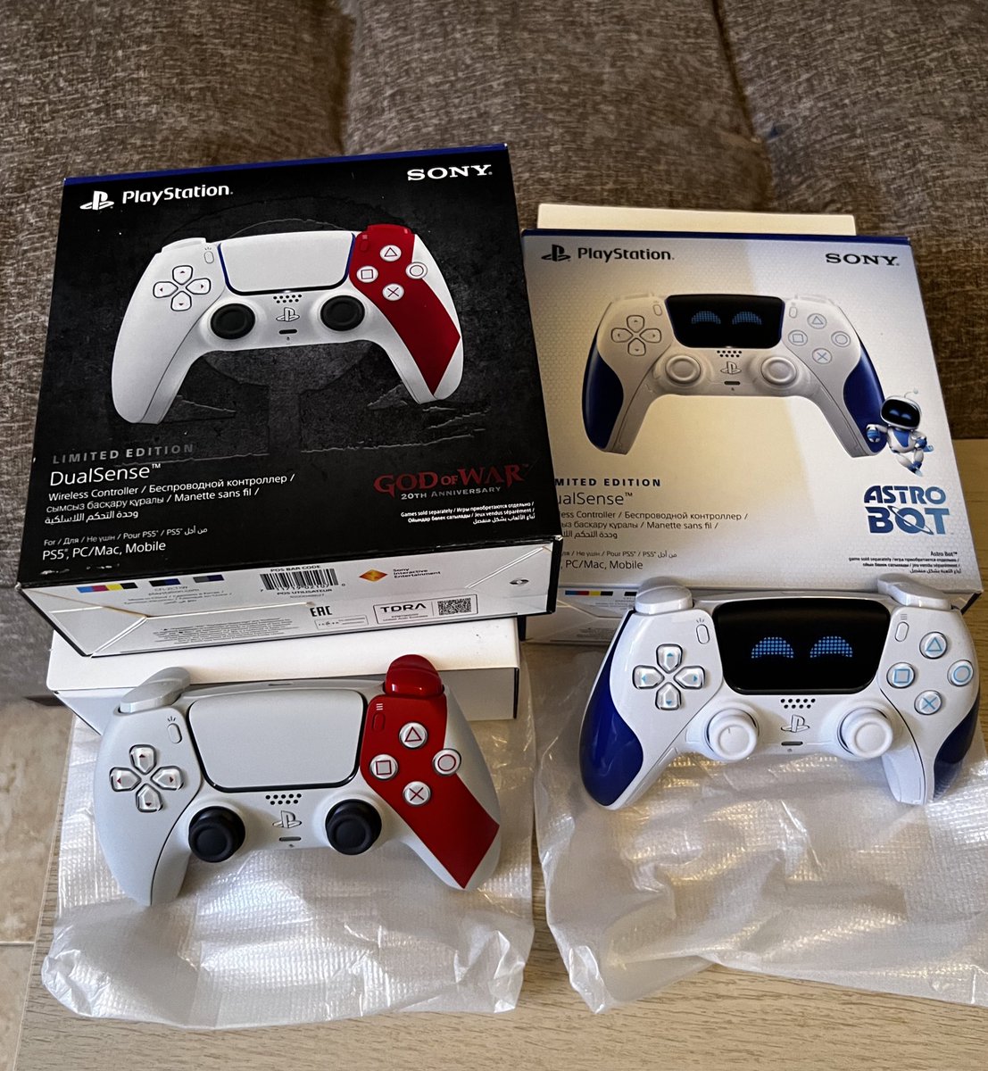 Deepomn16's tweet image. وصلتني اليوم يدات تحكم بلايستيشن الإصدار المحدود يد تحكم Astro Bot Joyful و وحده من افضل الالعاب بالنسبه لي يد تحكم God of war الذكرى العشرين للعبه ، شكرا للحبايب  @PlayStationSA ❤️