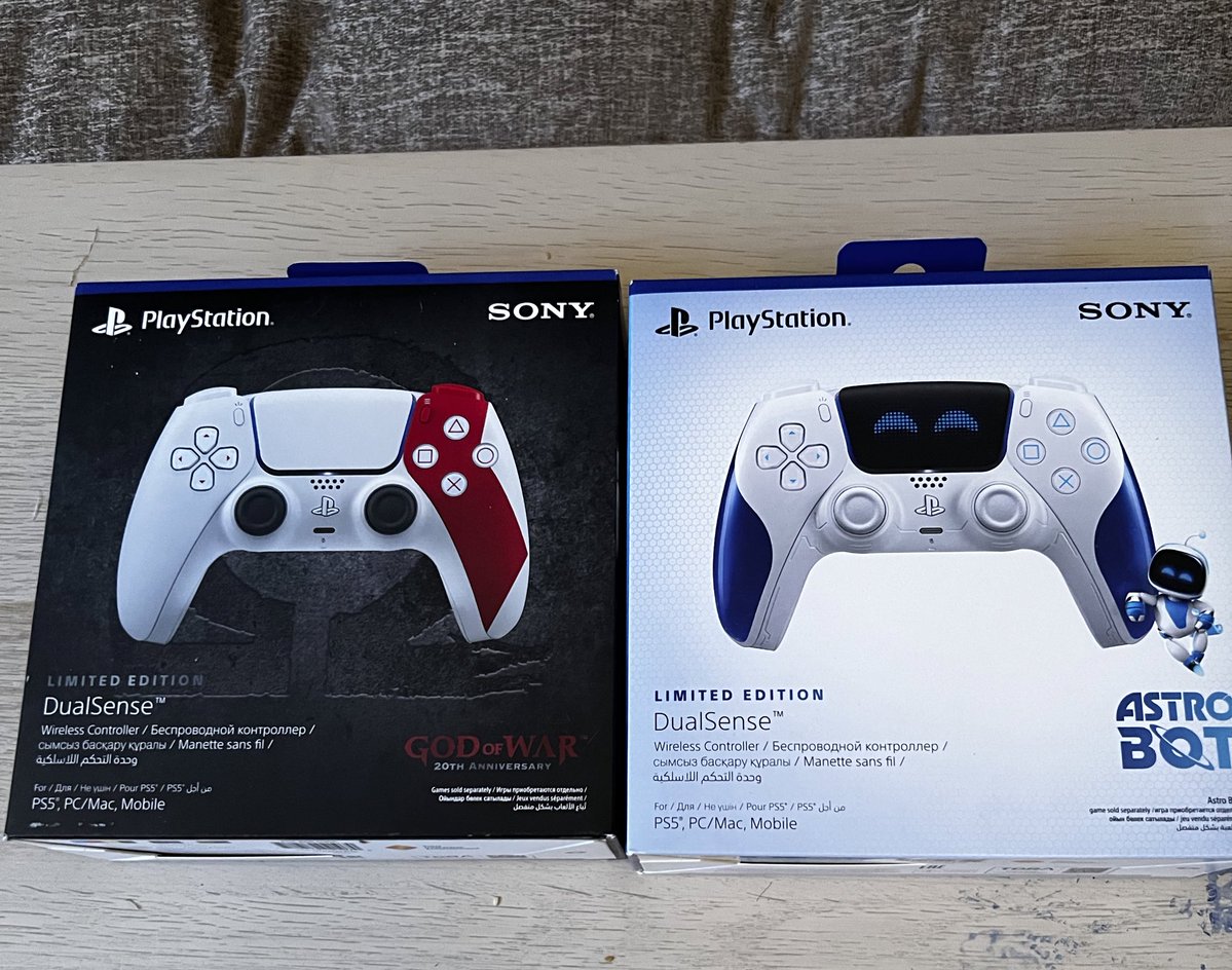 Deepomn16's tweet image. وصلتني اليوم يدات تحكم بلايستيشن الإصدار المحدود يد تحكم Astro Bot Joyful و وحده من افضل الالعاب بالنسبه لي يد تحكم God of war الذكرى العشرين للعبه ، شكرا للحبايب  @PlayStationSA ❤️