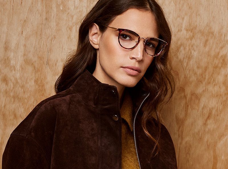 Step into fall with this scarlet tortoise optical frame from 2BB: that mixes materials balancing a combination of moody acetate and shiny gold detailing.
buff.ly/ijaWAfA