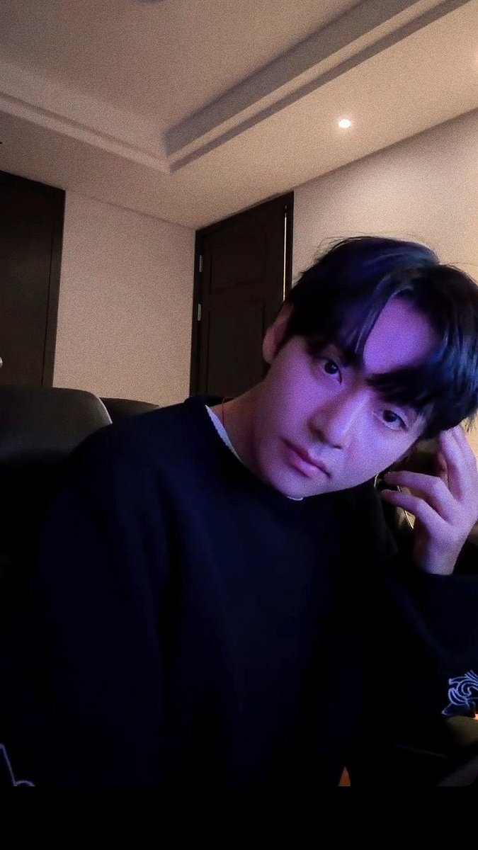 [HD] 251119 TAEHYUNG WEVERSE LIVE 💜

— A THREAD —