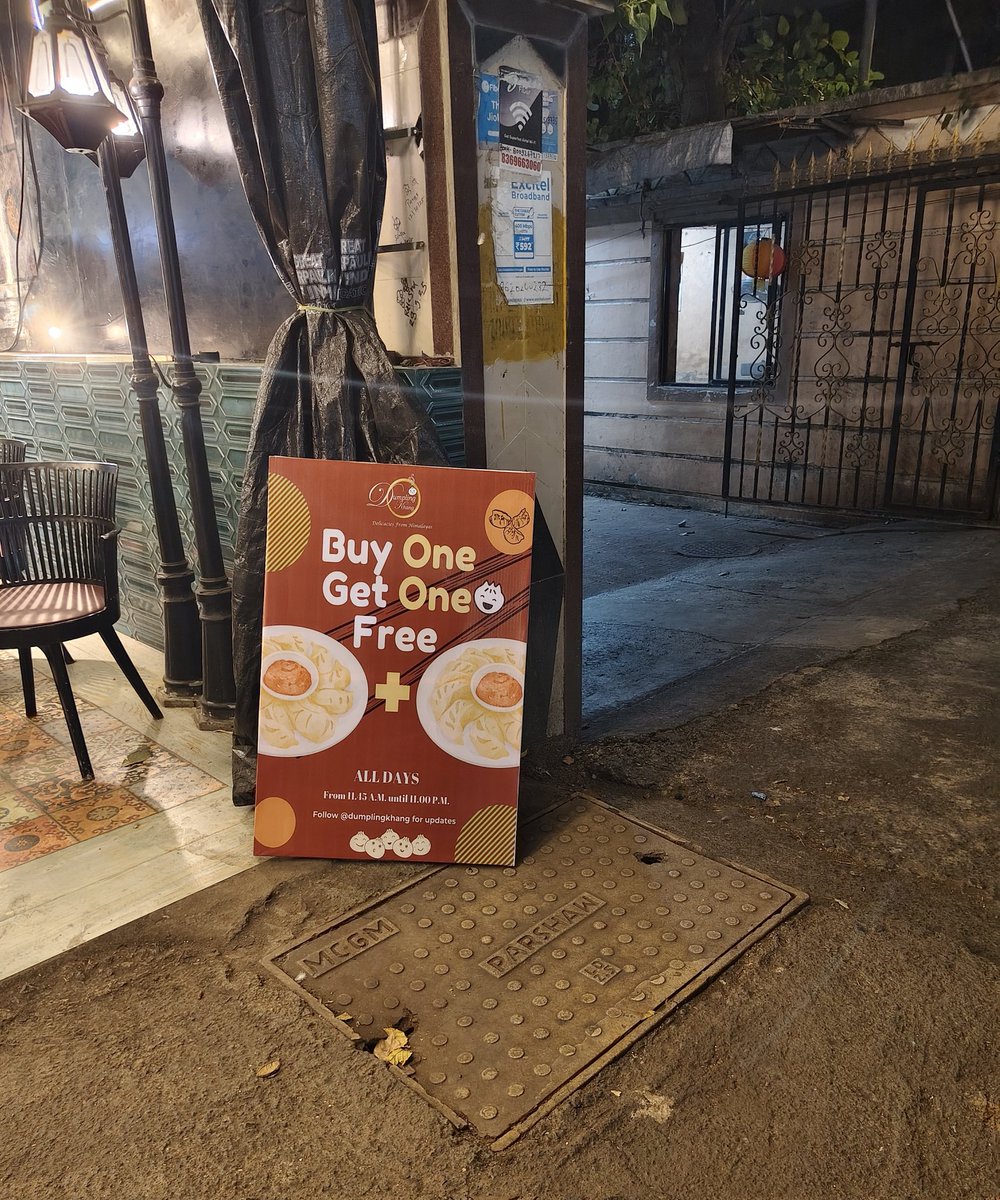 Deepak_Monani's tweet photo. (महावीर नगर कांदिवली पश्चिम) येथील  dumpling khang restaurant Ruby classic building opp shreeji dryfruits 
छा इकडे गुट्टराचे फायबरचे धाक्कान तुटलेले आहे. आपघट होण्या ची शक्यता आहे.. कृपिया लवकरात लवकर नवीन धक्कान बसवण्यात यावे.. ही आग्रहची विनंती..
@mybmc @mybmcWardRS https://t.co/rgvLCQ1Rzq