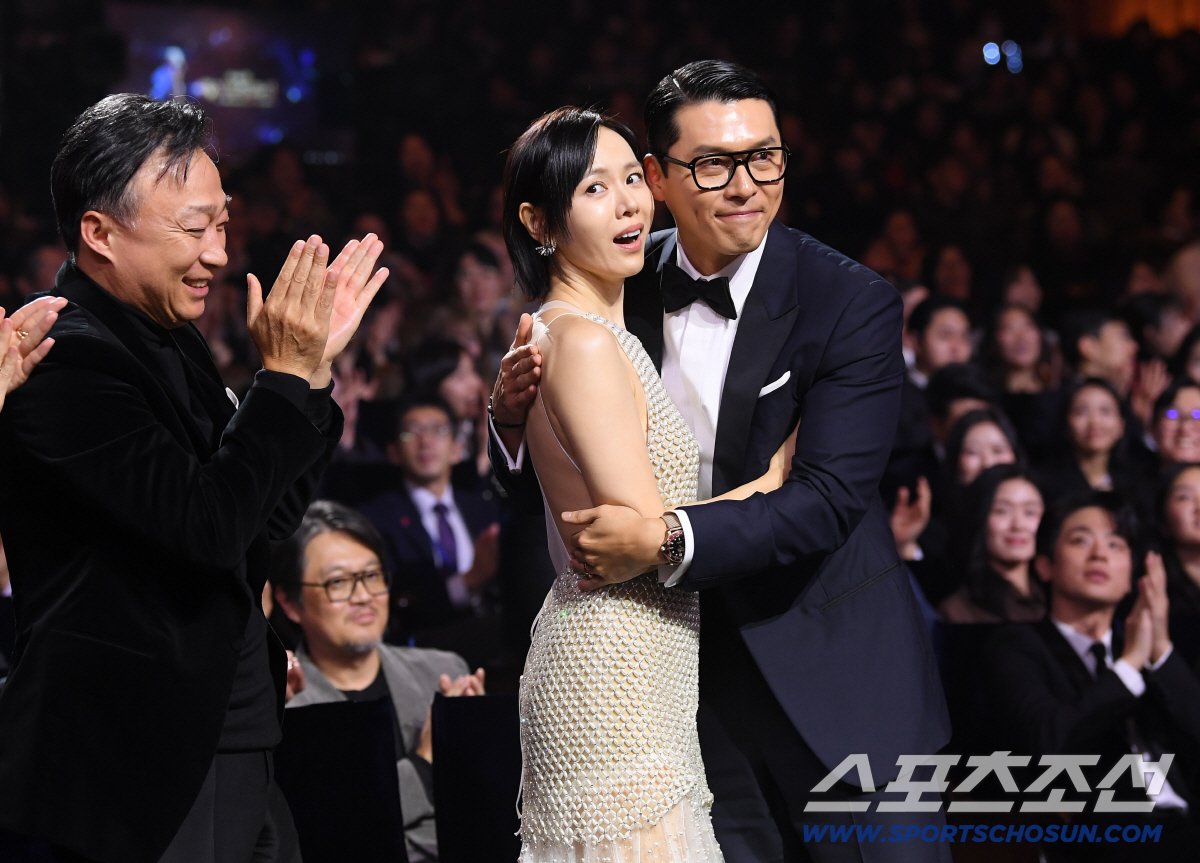 kdrama_menfess's tweet photo. •kdm• Hyun Bin menang aktor terbaik di 46th Blue Dragon Film Awards. Dia meluk Son Yejin dan speechnya buat terharu "Untuk istri saya, Yejin, yang kehadirannya saja sudah menjadi sumber kekuatan, saya ingin memberi tahu kalian betapa saya mencintai putra kita." 😭💙 https://t.co/DMx1rse47X