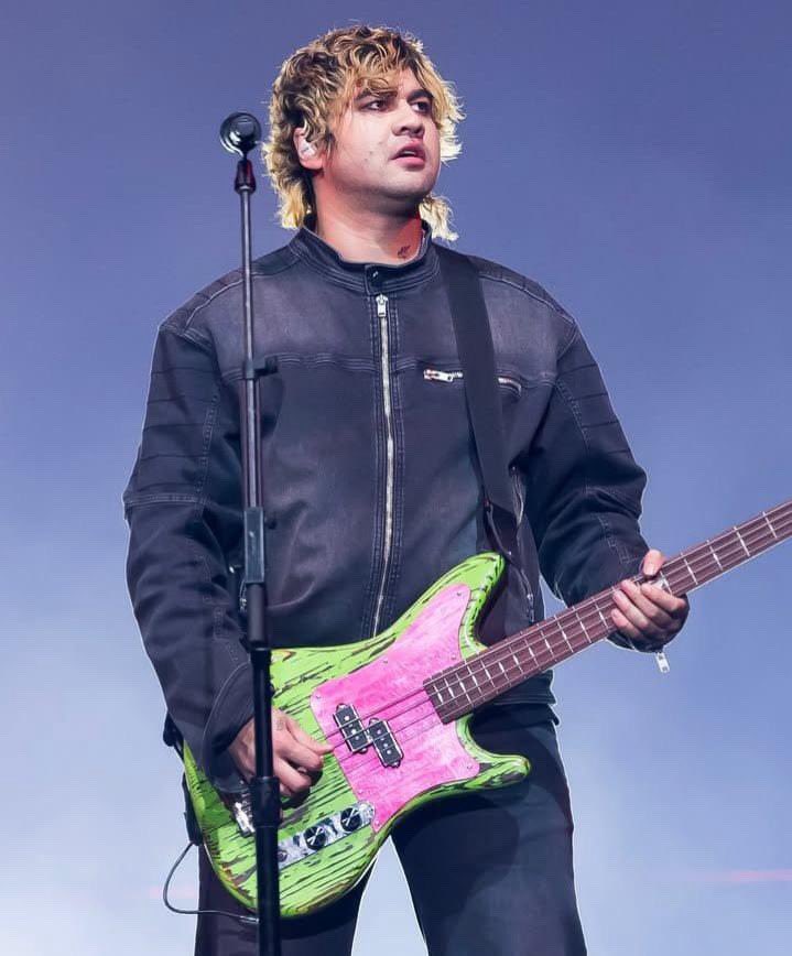 goinglunatic_'s tweet image. dare i say this is calums best era