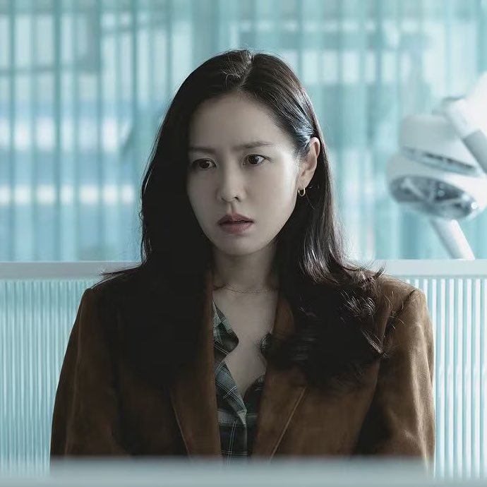 PopBase's tweet image. Son Yejin wins Best Actress at the 46th Blue Dragon Film Awards for ‘No Other Choice.’