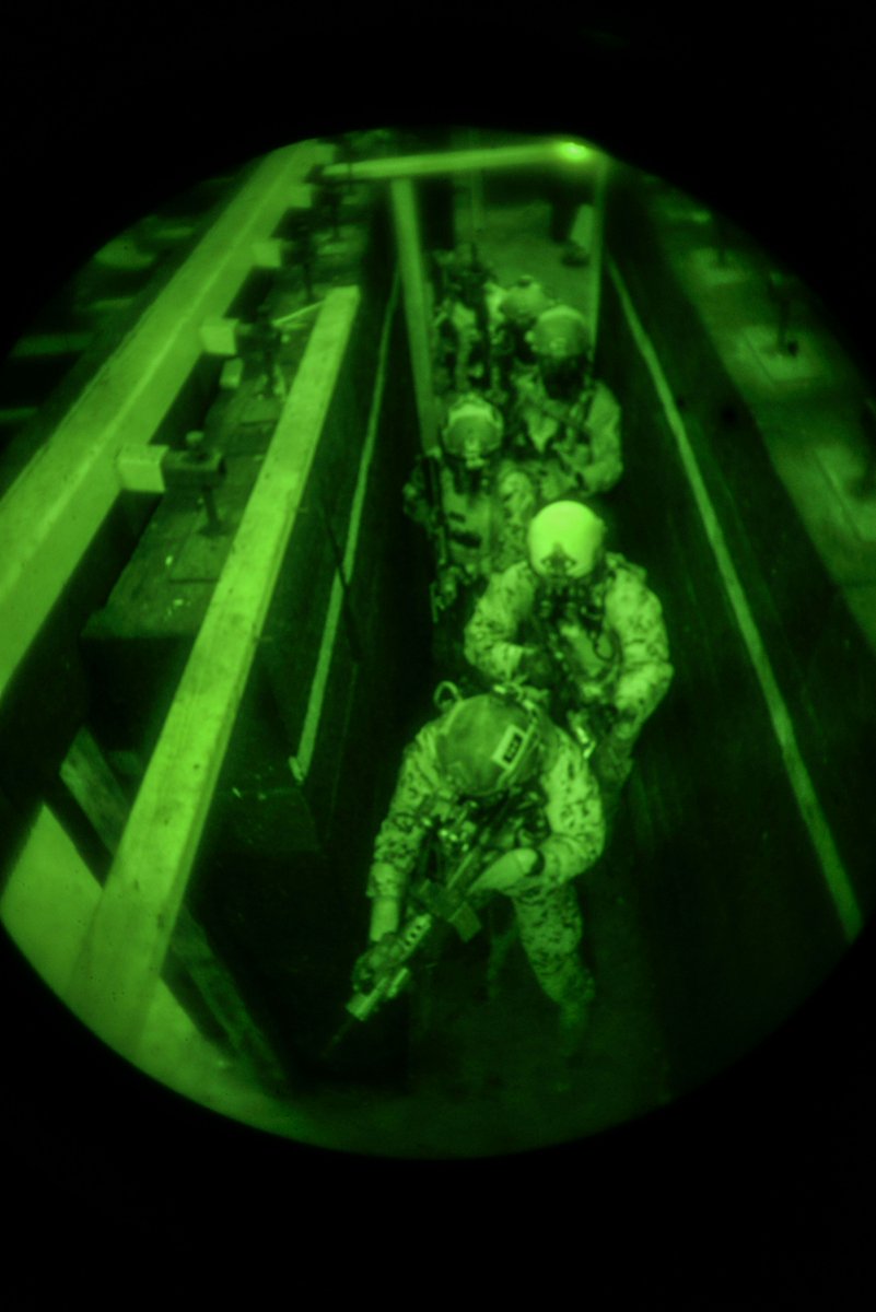 CombatControlFn's tweet image. 19 NOV 2015 | Camp Hansen, Japan - 320th Special Tactics Squadron airmen clear a hallway in a shoot house. The training led by the Direct Action Resource Center during a 2-week course where a group of PJs, CCTs and Force Recon Marines develop skills when they jointly deploy.