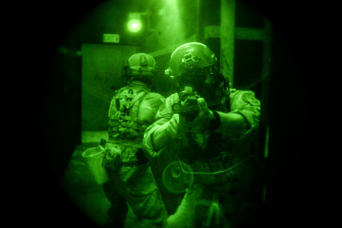 CombatControlFn's tweet image. 19 NOV 2015 | Camp Hansen, Japan - 320th Special Tactics Squadron airmen clear a hallway in a shoot house. The training led by the Direct Action Resource Center during a 2-week course where a group of PJs, CCTs and Force Recon Marines develop skills when they jointly deploy.